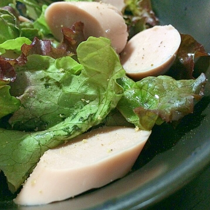 サニーレタスと魚肉ソーセージのシンプルサラダ